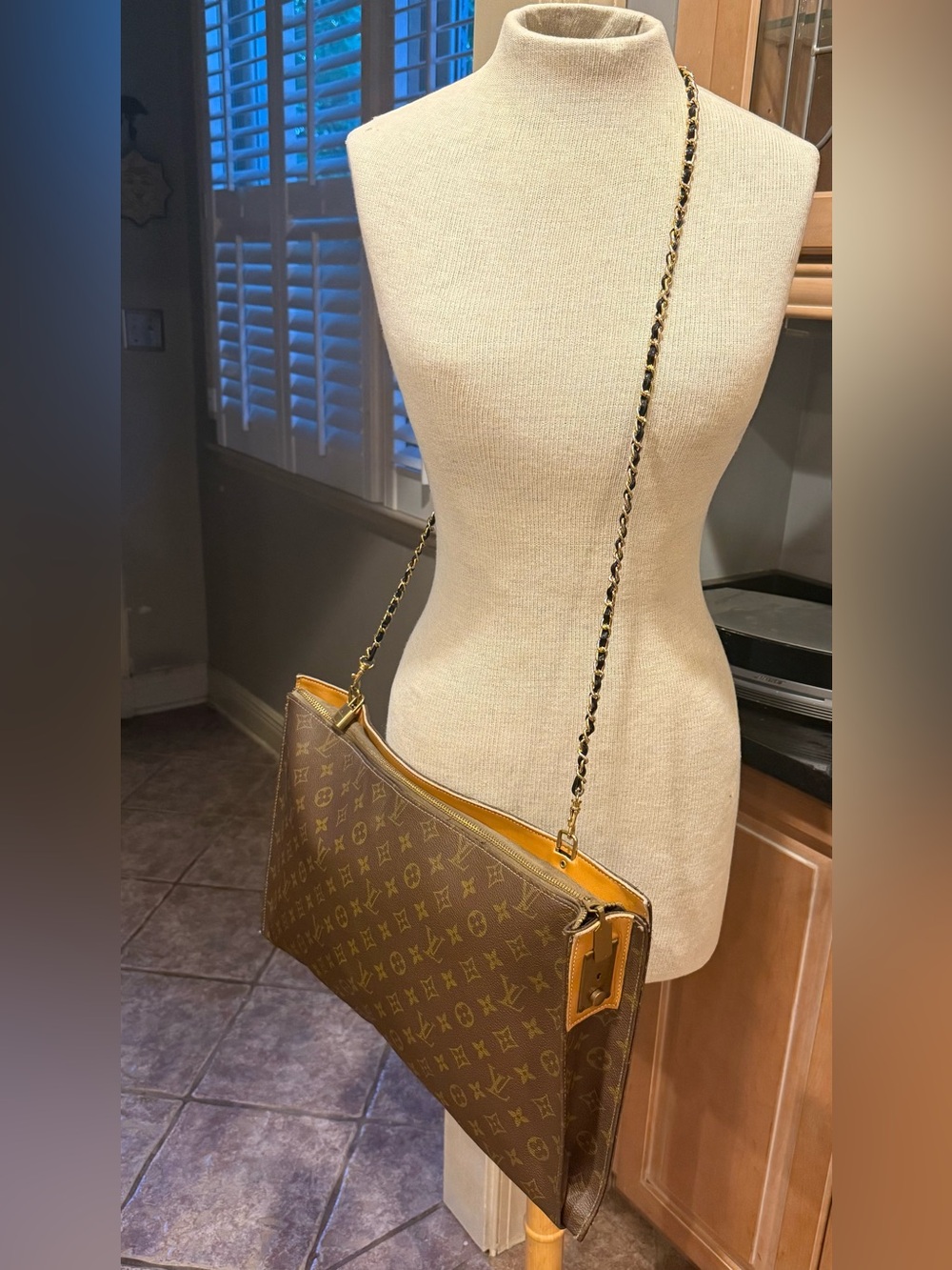 Gorgeous,  Louis Vuitton 1970 Monogram Canvas Clutch